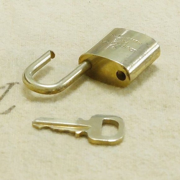 Authentic LOUIS VUITTON LV 10 SET PADLOCK KEY BAG CHARM CADENA GOLD PLATED - Picture 4 of 4